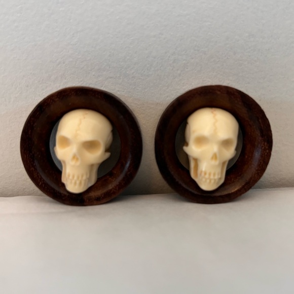 Carved Skull Inside Wooden Tunnel Gauge - Picture 4 of 7